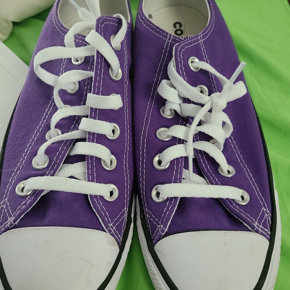 Women's Converse gym shoes